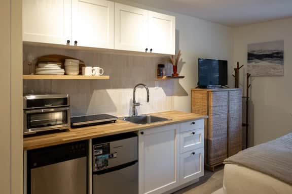 Whistler Village Studio-Pool, Hot Tub, Gym. Steps to Gondola!