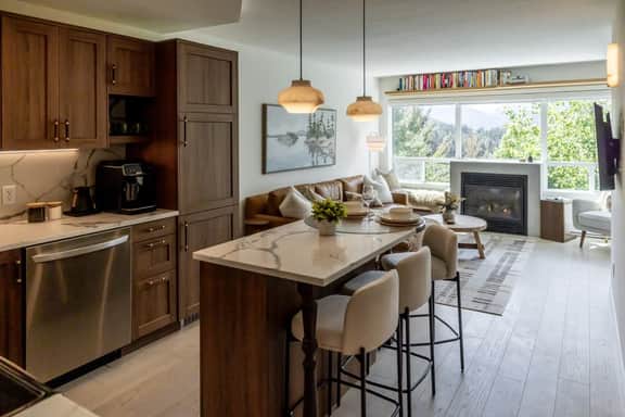 Mountain View 2BR: Walk to Gondola, Hot Tub & Parking! Sleeps 4.