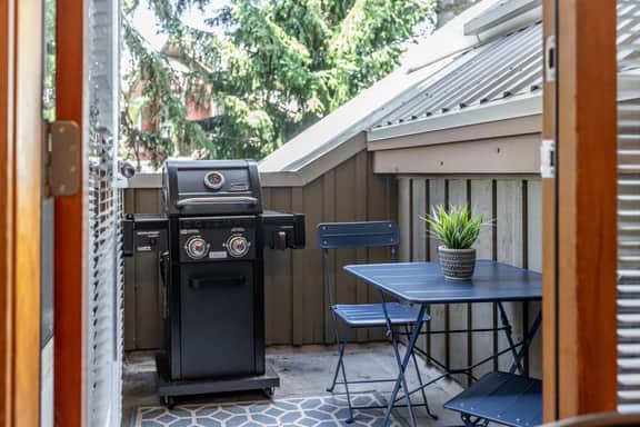 Whistler Vill 2BR: Sleeps 6, Walk to Everything! Free Parking & Hot Tub.