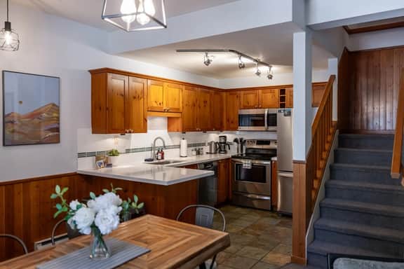 Whistler Vill 2BR: Sleeps 6, Walk to Everything! Free Parking & Hot Tub.