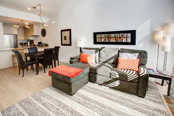Bright Upper Vill 1BR:2 Min Walk to Lift! Sleeps 4