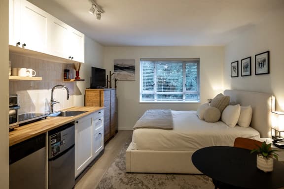 Whistler Village Studio-Pool, Hot Tub, Gym. Steps to Gondola!