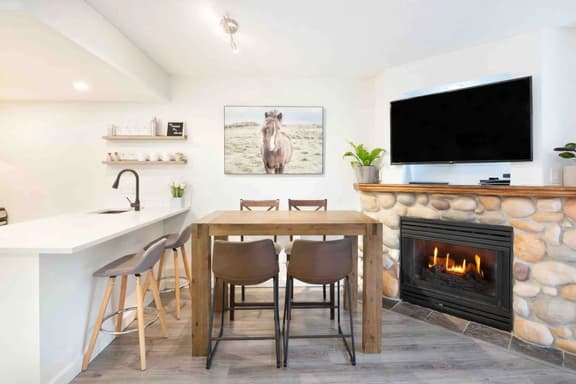 Upper Vill 1BR: Sleeps 4+Pool/ Hottub+ Sauna & Gym - Image 1