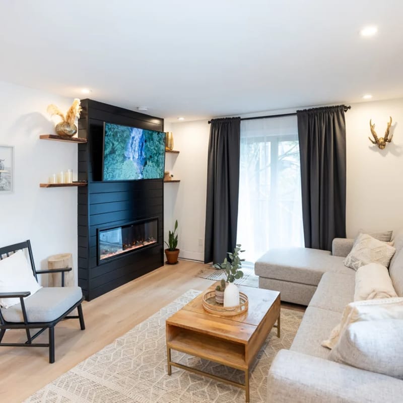 Bright 2BR: Walk to Mtn. & Lake. Pool & NEW Hot Tub.