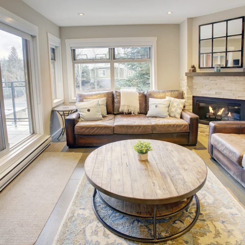 Bright Creekside 1BR:Pool, Balcony. Steps to Gondola!